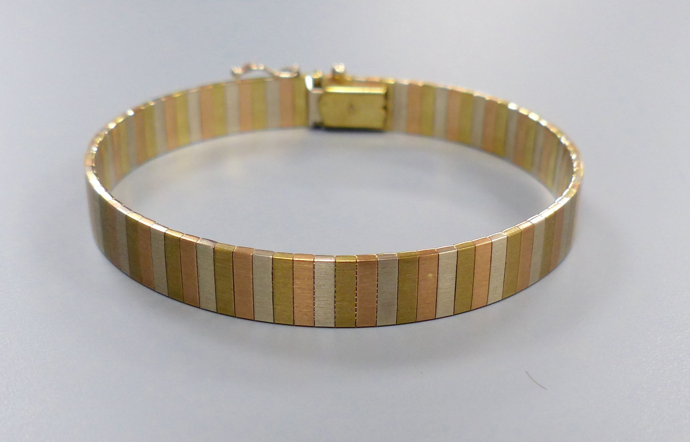 A modern three colour 9kt bracelet, 18cm,